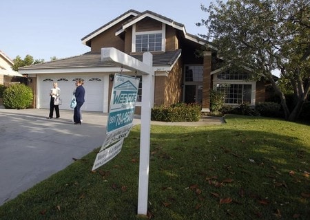 １２月２０日、全米リアルター協会（ＮＡＲ）が発表した１１月の米中古住宅販売戸数（季節調整済み）は年率換算で前月比５．６％増の５８１万戸と、２００６年１２月以来約１１年ぶりの高水準となった。写真は２０１２年５月、カリフォルニア州で（２０１７年　ロイター/Alex Gallardo）
