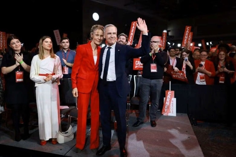 ３月９日、カナダの与党自由党は、トルドー首相の後任となる新党首にマーク・カーニー元カナダ銀行（中央銀行）総裁（右）を選出した。オタワで代表撮影（２０２５年　ロイター）