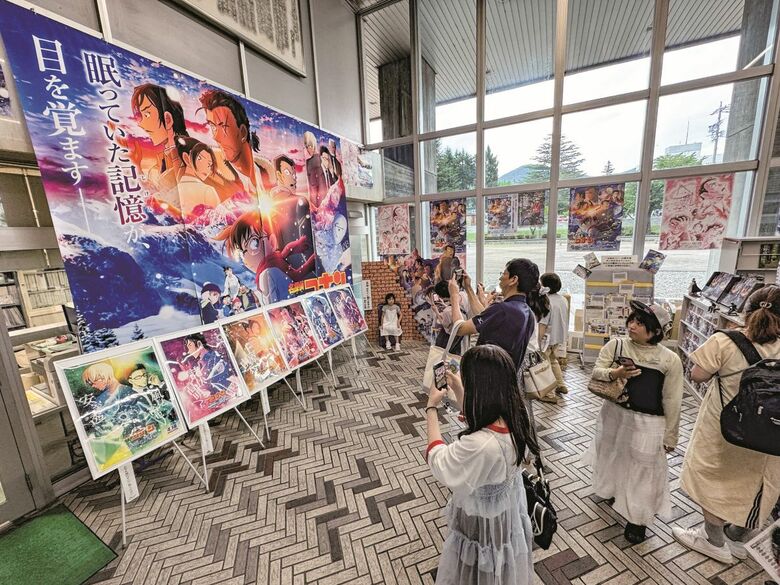 長野県庁を聖地巡りで訪れたコナンファン（昨年8月）　©SANKEI