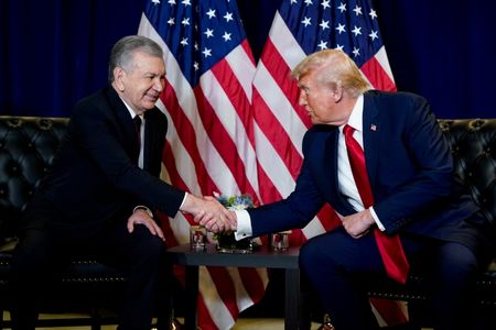 トランプ米大統領（右）とウズベキスタンのミルジヨエフ大統領。2025年9月、ニューヨークで撮影。REUTERS/Al Drago