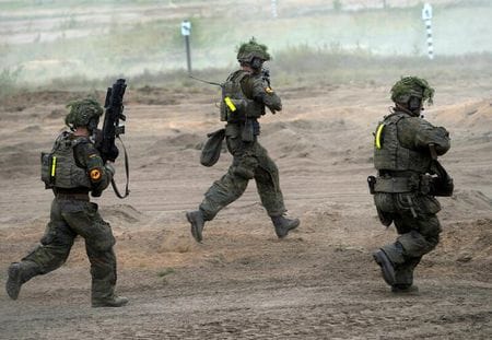 ７月８日、軍事筋が匿名を条件にロイターに明らかにしたこところによると、ロシアからの攻撃を想定した北大西洋条約機構（ＮＡＴＯ）の新たな防衛計画を完全に実行に移すには３５─５０個の旅団が追加で必要になる見通し。写真は５月、リトアニアで行われたNATOの演習に参加するドイツ軍兵士）２０２４年　ロイター/Ints Kalnins）