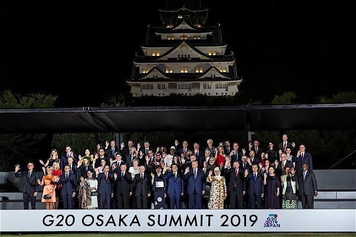 20カ国・地域（G20）首脳会談（サミット）は「無差別で透明性がある貿易、投資環境の実現に努力する」ことを盛り込んだ首脳宣言を採択し、閉幕した。写真は28日、1日目の会合を終えて記念撮影を行う首脳ら。代表撮影（2019年　ロイター）