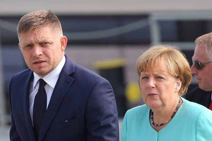 今年9月、スロバキアのフィツォ首相（左）とドイツのメルケル首相　Yves Herman-REUTERS