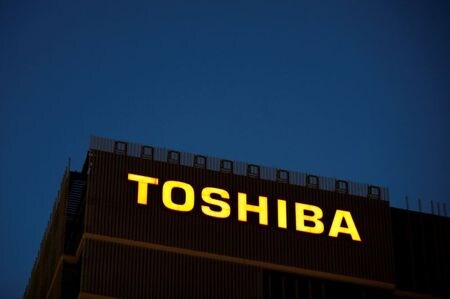 ６月２１日、東芝は、海外株主への圧力などが問題視された昨年７月末の定時株主総会を巡り、今年２月にまとめた社内の調査報告書を公表した。写真は同社のロゴ。川崎市で１０日撮影（２０２１年　ロイター／Kim Kyung-Hoon）