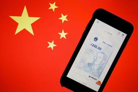 　４月２６日、中国の商業の中心地、上海。「アリペイ」や「ウィーチャットペイ」に代わる決済手段を消費者に提供するという政治的使命を負った大手国有銀行６行が５月５日のショッピングフェスティバルを前に、静かにデジタル人民元を推進している。写真はモバイルフォン上のデジタル元。北京で２０２０年１０月撮影（２０２１年　ロイター／Florence Lo）