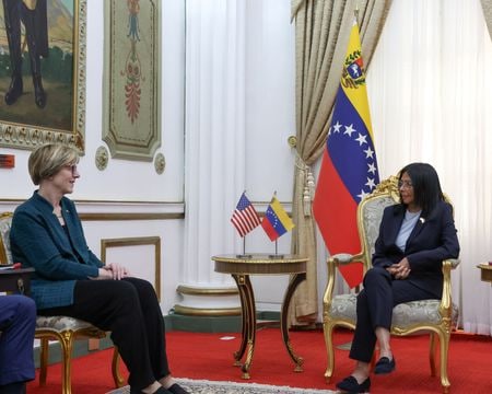 　ベネズエラ政府と米国大使館は２日、ロドリゲス暫定大統領（右）がベネズエラ問題を担当するローラ・ドグ米代理大使（左）と会談したと明らかにした。ベネズエラ・カラカスで同日撮影（２０２６年　ロイター）