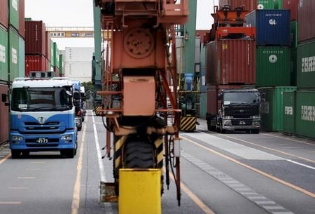 　１０月１９日、財務省が発表した９月貿易統計速報は、貿易収支が６７５０億円の黒字だった。　都内の港で２０１５年６月撮影（２０１８年　ロイター/Yuya Shino）