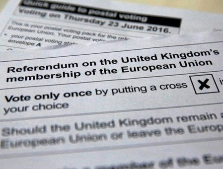 　６月１６日、１６日公表のイプソスモリの世論調査（態度未定は除く）によると、英国の欧州連合（ＥＵ）離脱を支持する人は５３％、残留を支持する人は４７％だった。１日撮影（２０１６年　ロイター/Russell Boyce/Illustration/File Photo）