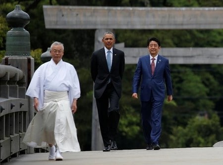　５月２６日、主要国首脳会議（伊勢志摩サミット）が午前、開幕した。議長国である日本の安倍晋三首相が主要７カ国（Ｇ７）首脳を伊勢神宮・内宮前で出迎え、公式日程がスタートした。写真は三重県伊勢市で撮影（２０１６年　ロイター／Toru Hanai）