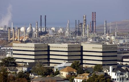 １月１５日、１２月の米ＰＰＩは前月比０．２％下落。エネルギー価格の急落が全体水準を押し下げた。写真は０７年、カリフォルニア州のシェブロン製油所を撮影（２０１６年　ロイター/Kimberly White）
