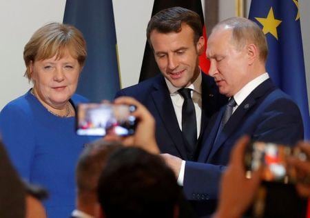 フランスのマクロン大統領とドイツのメルケル首相はロシアのプーチン大統領とビデオ会談し、新型コロナウイルスワクチンを巡る協力の可能性について協議した。パリで２０１９年撮影（２０２１年　ロイター／Charles Platiau／Pool）