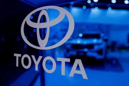 ３月３日、トヨタ自動車は、継続保有期間や保有株式数に応じて最大３万円分の自社スマホ決済アプリ「トヨタウォレット」のポイントを提供する株主優待を導入すると発表した。写真はトヨタのロゴ。２０２４年２月、ニューデリーで撮影（２０２５年　ロイター/Anushree Fadnavis）