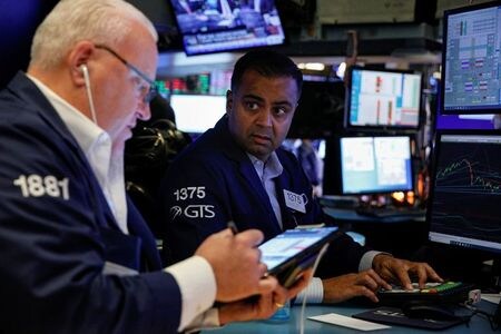 米国株式市場は大幅安。インフレの高止まりや米債務上限引き上げを巡る懸念が深まる中、米債利回りの上昇に反応し、幅広い銘柄に売りが広がった。写真は２７日、ニューヨーク証券取引所で撮影（２０２１年　ロイター／Brendan McDermid）