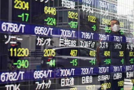 　４月８日、前場の東京株式市場で、日経平均は前営業日比１１０円６８銭安の２万９６２０円１１銭となり、反落した。都内で２月撮影（２０２１年　ロイター／Kim Kyung-Hoon）
