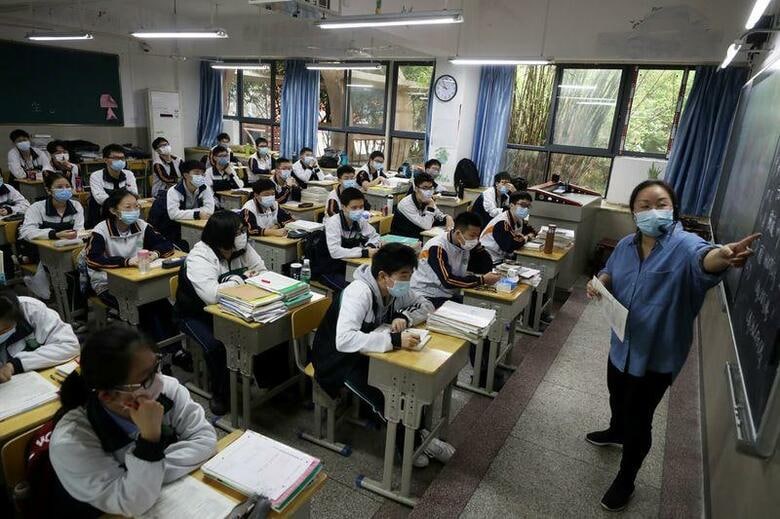新型コロナウイルスの発生源とされる中国武漢市の当局は、秋学期が始まる９月１日から市内のすべての学校と幼稚園を再開すると発表した。武漢の学校で５月撮影（２０２０年　ロイター）