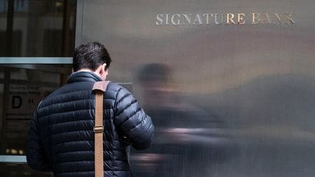 　米ニューヨーク州金融サービス局は３月１２日、ニューヨークを拠点とするシグネチャーバンクを閉鎖したと発表した。ニューヨークの本店で同日撮影（２０２３年　ロイター//Eduardo Munoz）