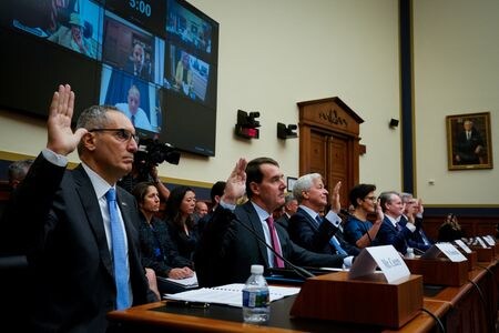 　米銀行大手首脳は、９月２１日の下院金融サービス委員会における公聴会で、米連邦準備理事会（ＦＲＢ）の利上げへの支持を表明した。ワシントンで撮影（２０２２年　ロイター/Elizabeth Frantz）