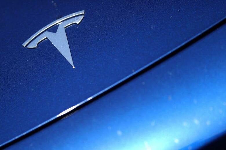 米テスラの株価が高値圏で推移している。新型コロナウイルスの影響で落ち込んだ株式市場の復調とともに一時、年初の約6倍に上昇し、日本車株とは勢いの違いが鮮明だ。米ロサンゼルスで7月9日撮影(2020年　ロイター/Lucy Nicholson)