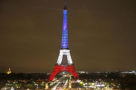 　１１月１６日、パリ同時多発攻撃を受け、仏警察は１６８カ所の家宅捜査を行い、これまでに２３人を逮捕。エッフェル塔のようす（２０１５年　ロイター／Charles Platiau）