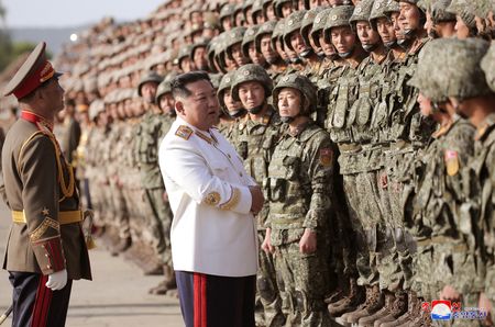 　北朝鮮の金正恩朝鮮労働党総書記は「敵を全滅させるためにあらゆる方法で」軍事力を強化するよう、同国軍に求めた。国営メディアが２９日伝えた。写真は２５日の軍事パレードに参加した兵士らと金総書記。ＫＣＮＡが２９日公開。撮影日は不明（２０２２年　ロイター/KCNA）