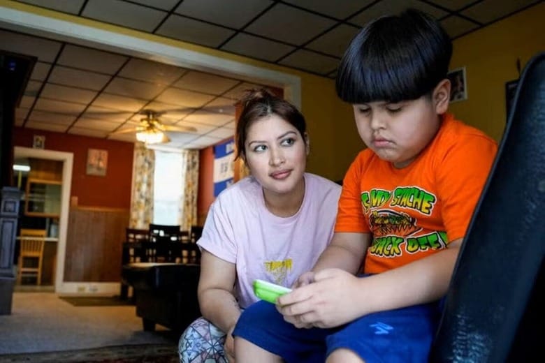 米国に住むウェンディ・オルティスさん（３２、写真左）のところに、移民当局から「不法滞在のため罰金を支払うように」と命じる通知がきた。だが彼女を本当に震え上がらせたのは、１８０万ドル（約２億５９００万円）という金額だった。右は６歳の息子アクセルさん。５月１７日、同州の自宅で撮影（２０２５年　ロイター/Eduardo Munoz）