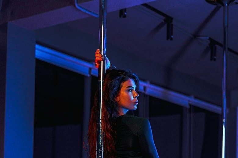 「下着同然」の衣装で歴史的建造物前に登場...ポールダンサーらが法的処分の対象に（写真はイメージです）　Timur Garifov-Unsplash