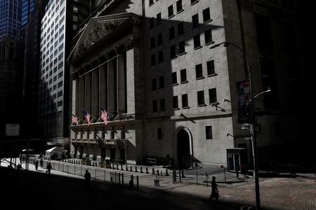 米国株式市場は下落し、ダウ工業株３０種<.DJI>が２１９ドル安で取引を終えた。写真はニューヨーク証券取引所。１９日撮影（２０２０年　ロイター/Shannon Stapleton）