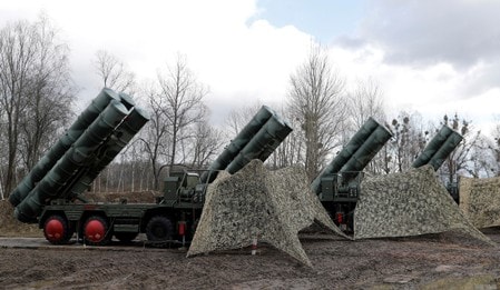 ロシアは、ミサイル防衛システム「Ｓ４００」をトルコに供与する新たな契約を来年前半にとりまとめたいと考えている。写真はカリーニングラード州グヴァルジェイスク郊外に配備されたＳ４００。３月１１日撮影（２０１９年　ロイター/Vitaly Nevar）