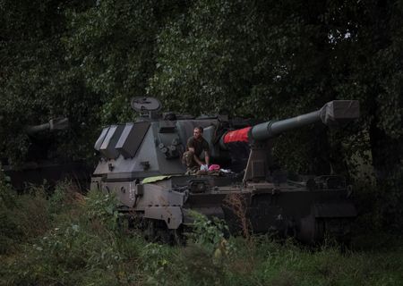 ９月１８日、米軍制服組トップのミリー統合参謀本部議長は、ウクライナの戦力を支援するポーランドの軍事基地を訪問した。写真はポーランドが提供した自走榴弾砲とウクライナ兵。ハリコフ地方で１３日撮影（２０２２年　ロイター/Gleb Garanich）