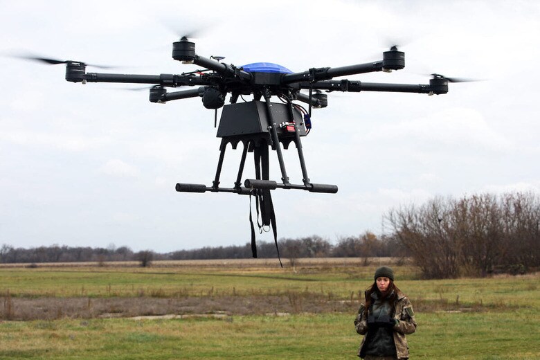 ウクライナのハルキウで軍事偵察用ドローンの訓練を受ける住民（2022年11月4日）　Photo by Vyacheslav Madiyevskyy/Ukrinform/ABACAPRESS.COM