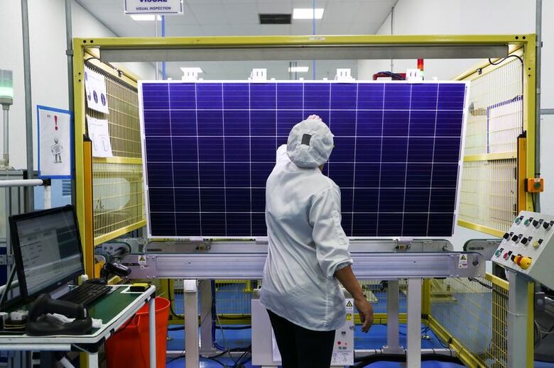ブラジルにある中国系太陽光発電機器メーカーの工場。2020年2月13日撮影。REUTERS/Amanda Perobelli