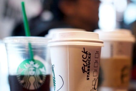 　４月２６日、米コーヒーチェーン大手のスターバックスの第２・四半期（４月１日終了）決算は、売上高が１４％近く増加し、６０億だった。純利益は６億６０１０万ドル（１株当たり０．４７ドル）。前年同期は６億５２８０万ドル（同０．４５ドル）だった。１６日撮影（２０１８年　ロイター/Mark Makela）