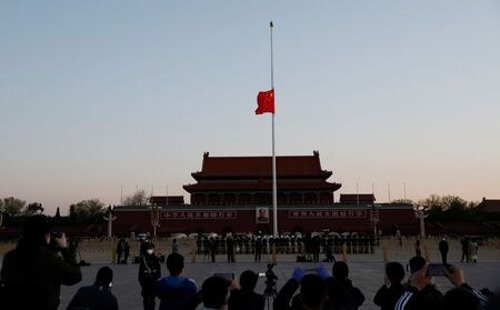 中国は「清明節」の４日、３０００人以上にのぼる新型コロナウイルスの死者を追悼した。全土で半旗を掲げ、あらゆる娯楽活動を休止した。写真は半旗が掲げられた北京の天安門広場。４月４日撮影（２０２０年　cnsphoto）