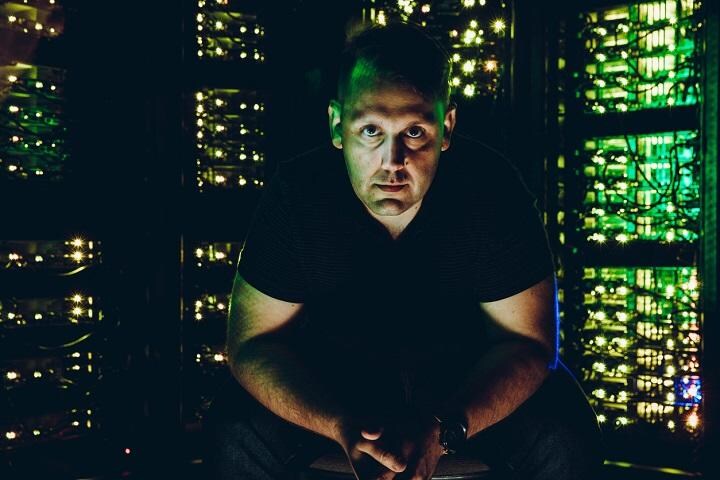 悟りの段階が進むにつれて、ネガティブな思考が減ってポジティブな気持ちになることがわかった　CasarsaGuru/iStock.