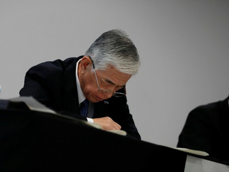 １１月２８日、経団連会長の出身企業にまで及んだ製品検査データの改ざん問題。神戸製鋼所、三菱マテリアルの子会社に続き、東レの子会社でも起きた同様の事例で、会社側から口をそろえて出てくるのは「安全性に問題はない」という言葉だ。写真は子会社の検査データの改ざん問題で記者会見する東レの日覚昭広社長（２０１７年　ロイター/Issei Kato）