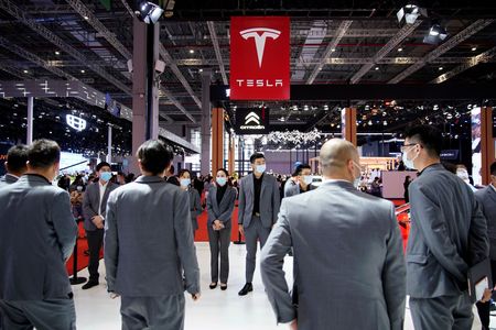 　米電気自動車（ＥＶ）大手テスラは先月１９日に再開した上海工場の生産を今月１６日から３月の新型コロナ感染予防のロックダウン（都市封鎖）入り前の水準に戻す計画だ。ロイターが社内メモを確認した。上海モーターショーで昨年４月撮影（２０２２年　ロイター/Aly Song）