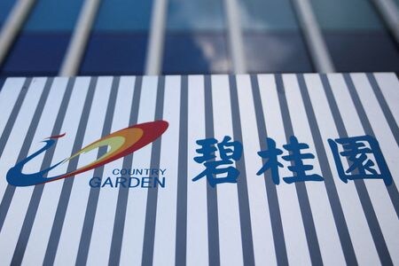 　中国の不動産開発大手、碧桂園は週明け１４日から１１のオンショア社債の取引を停止する。深セン証券取引所に１２日に提出した文書で分かった。取引再開については後日決定するという。写真は会社のロゴ。上海で９日撮影（２０２３年　ロイター／Aly Song）