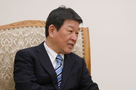 　１月２８日、茂木敏充外相（写真）は、中国湖北省武漢市からの邦人帰国に向けて日本政府が同日夜にチャーター機１機を派遣することを明らかにした。写真は６日ハノイでの代表撮影（２０２０年／ロイター）