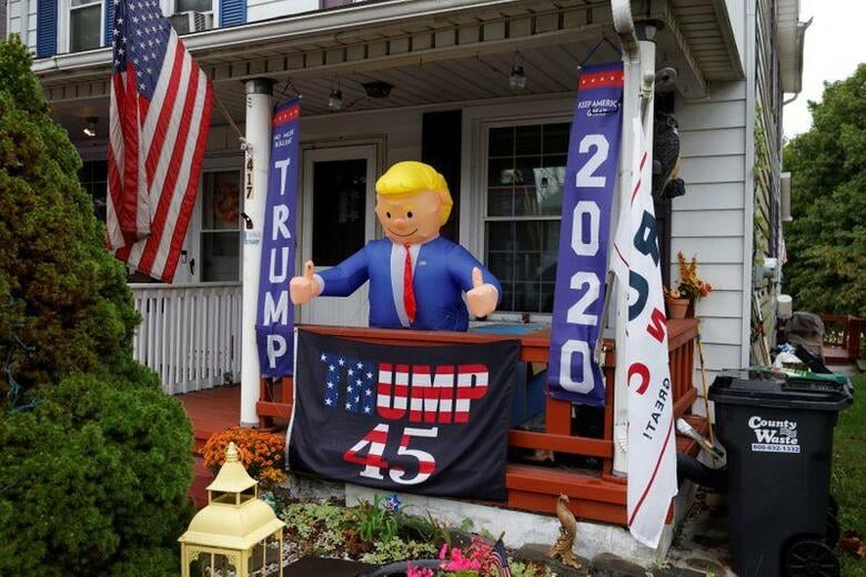 米オハイオ州北東部のコートランドで暮らすターニャ・ウォジャークさん(39)は生粋の共和党員で、トランプ大統領が再選を果たす上では欠かせない郊外地域の女性層の典型だ。しかし、既に彼女の心はトランプ氏から離れてしまった。写真はペンシルベニア州ストッカータウンの住宅に飾られたトランプ大統領の人形。2日撮影(2020年　ロイター/Brian Snyder)