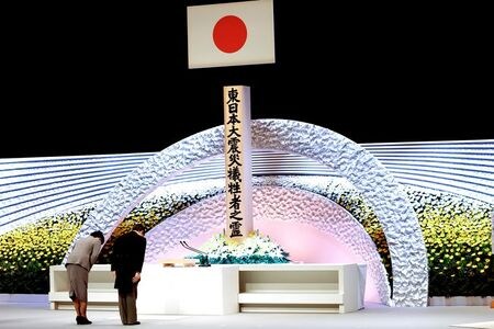 　３月１１日　政府が開いた追悼式典には、天皇・皇后両陛下が出席した。天皇陛下は「困難な状況にある人々が、誰一人取り残されることなく、１日でも早く平穏な日常の暮らしを取り戻すことができるように、復興の歩みが着実に実を結んでいくよう、これからも私たちみなが心を合わせて、被災した地域の人々に末永く寄り添っていくことが大切であると思います」とお言葉を述べた。写真は３月１１日、東京の国立劇場で撮影（２０２１年　代表撮影）