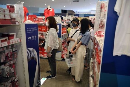 　８月２日、内閣府が発表した消費動向調査によると、７月の消費者態度指数（２人以上の世帯・季節調整値）は前月から０．１ポイント上昇し、３７．５となった。写真は都内のオリンピックストアで７月撮影（２０２１年　ロイター／Kevin Coombs）