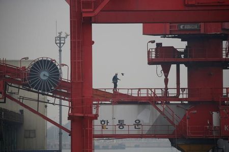 　韓国中銀が発表した第４・四半期ＧＤＰ速報値は、政府支出の急増を受けて、前期比で約２年ぶりの高い伸び率を記録した。ただ２０１９年通年のＧＤＰ伸び率は２．０％と、２００９年以来１０年ぶりの低水準だった。写真は仁川で２０１６年５月撮影（２０２０年　ロイター／Kim Hong-Ji）