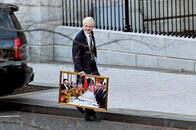 ホワイトハウスを去るトランプ側近の手には思い出の写真が