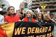 「残された時間は10年間」──生きる伝説ジェーン・フォンダに聞く、気候変動とアメリカ