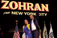 勝因は「聞く力」？...イスラム教徒で「民主社会主義者」のマムダニがNY市長に当選した理由