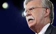 トランプ政権の新補佐官ボルトン　デスクに手投げ弾を置く超タカ派
