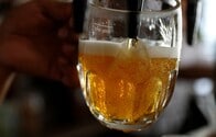 「ビール抜きでＷ杯観戦しろって!?」　英国サポーター襲う炭酸ガス不足