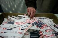 写真で見るアメリカ大統領選：1票投じた有権者に｢投票しました｣テープ