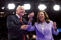 カマラ・ハリスが選んだ「中西部のパパ」ウォルズ、「普通」で挑む対トランプ戦略とは？