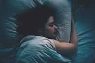 就寝中に体の上を這い回る「危険生物」に気付いた女性...正体を撮影、「でかすぎる」とネット震撼
